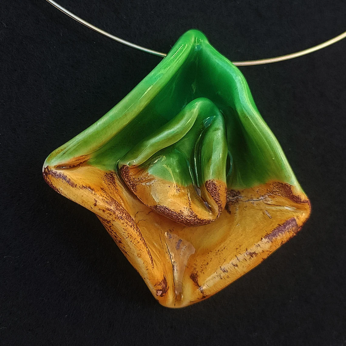 Colar de Cerâmica Amarela Orgânica